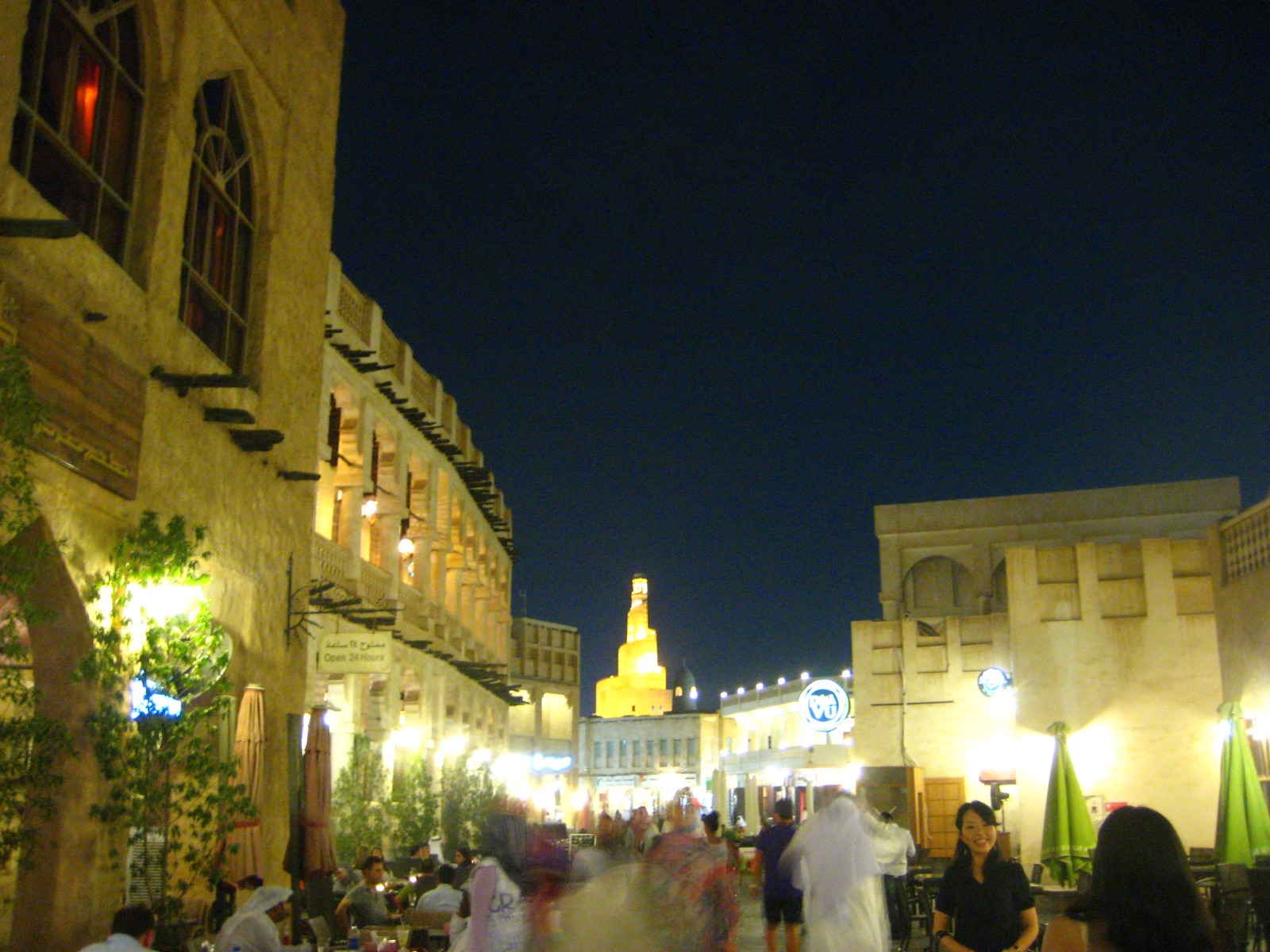 سوق واقف ليلاً